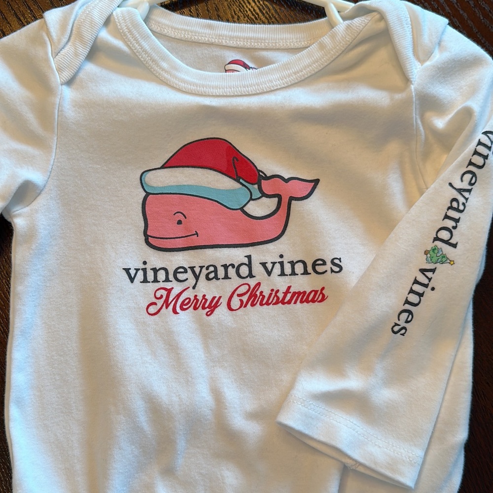 Vineyard Vines Santa Whale Onesie size 12-18 month.